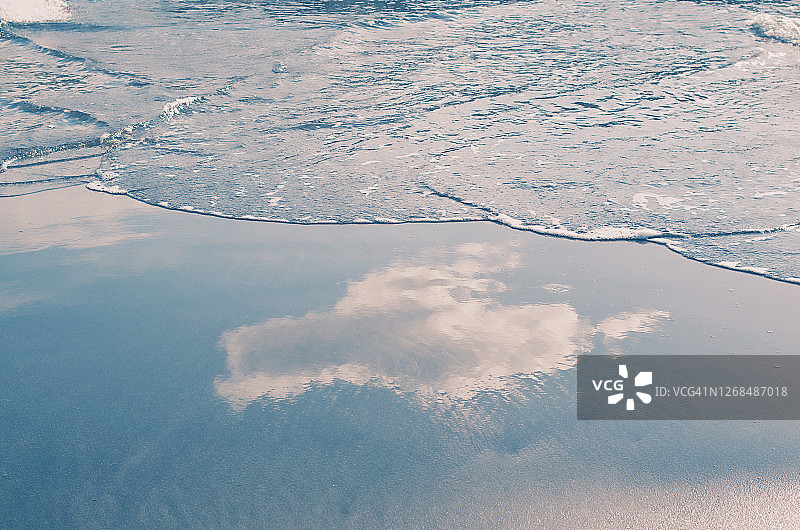 天空云朵倒影的海滩景色图片素材