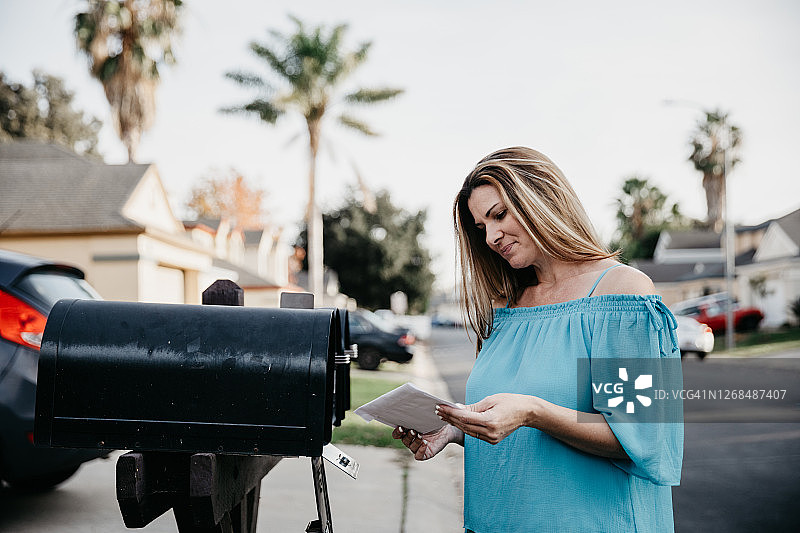 正在检查邮箱的女人图片素材