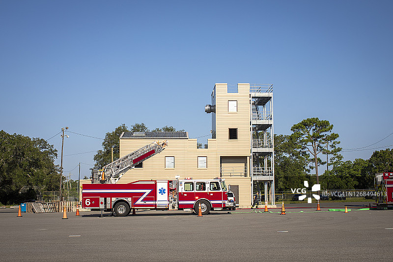 停在训练楼旁的消防车图片素材