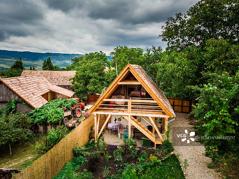 舒适的木制小屋和花园的鸟瞰图图片素材