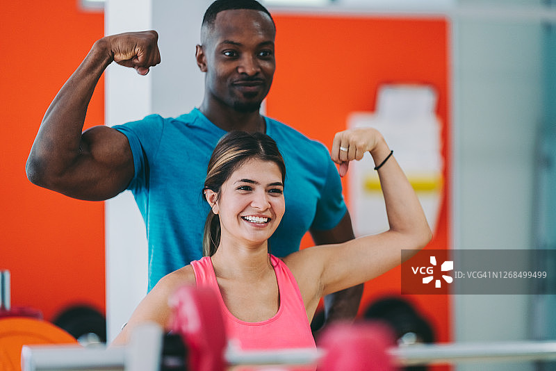 情侣在健身房进行运动训练图片素材