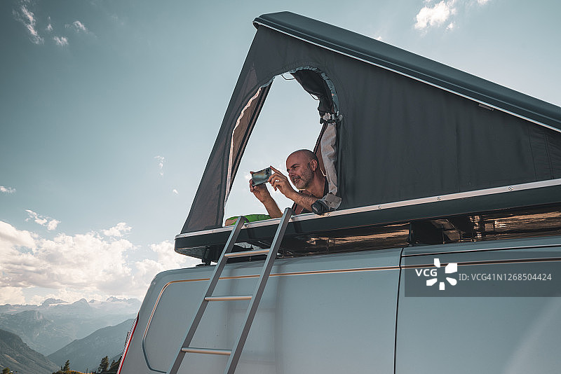 男人在车顶帐篷里露营图片素材