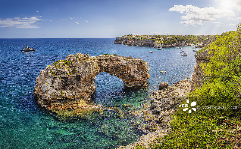 西班牙马略卡岛Es Pontas自然拱门图片素材