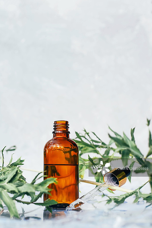 面部和身体用玻璃瓶装有机精华液图片素材