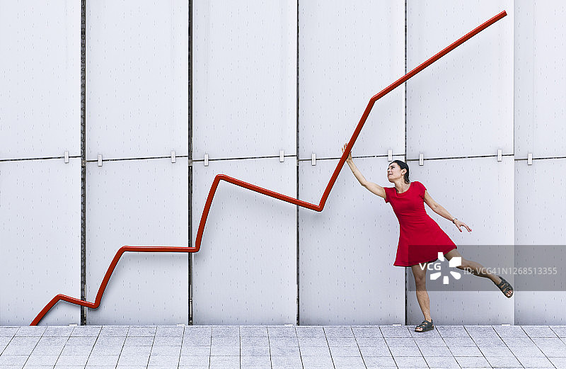 女人靠在拿着图表图片素材