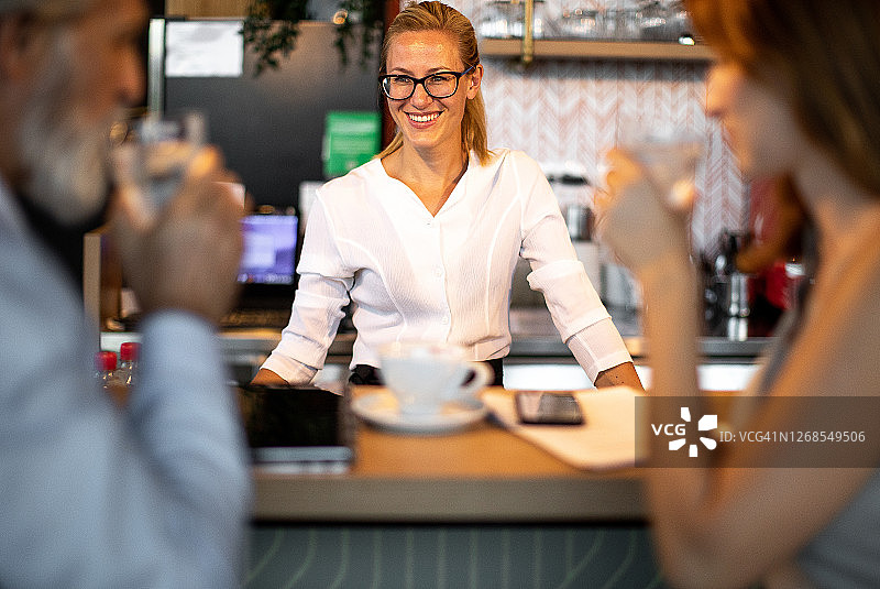 女服务员为顾客提供咖啡图片素材