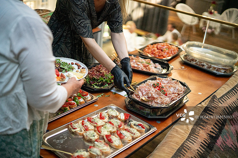 在挪威奥斯陆忙碌地准备食物的餐饮服务人员图片素材