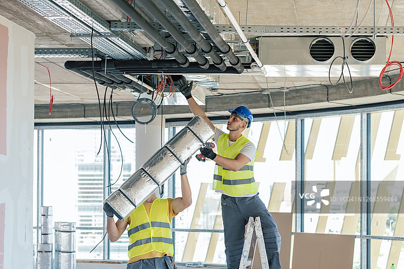 建筑工地上工程师或建筑师，暖通空调工程图片素材