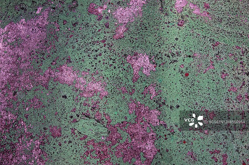 灰泥墙上剥落的绿色和紫色油漆图片素材