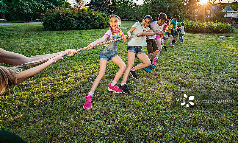 快乐的儿童在公园玩耍图片素材