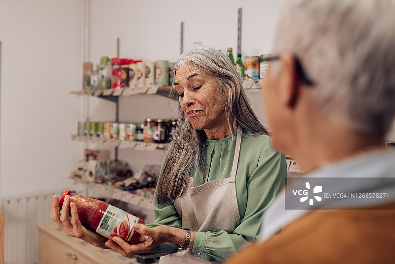 中年女售货员向顾客介绍产品图片素材