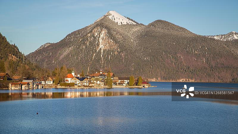 德国巴伐利亚州，巴伐利亚阿尔卑斯山麓的瓦chensee湖瓦chensee村图片素材