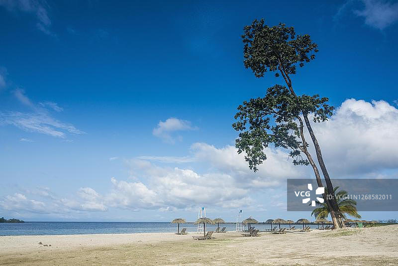 赤道几内亚比奥科岛霍拉西奥岛前的白色沙滩图片素材