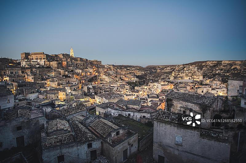 意大利马泰拉老城区萨西建筑群的夜景全景图片素材