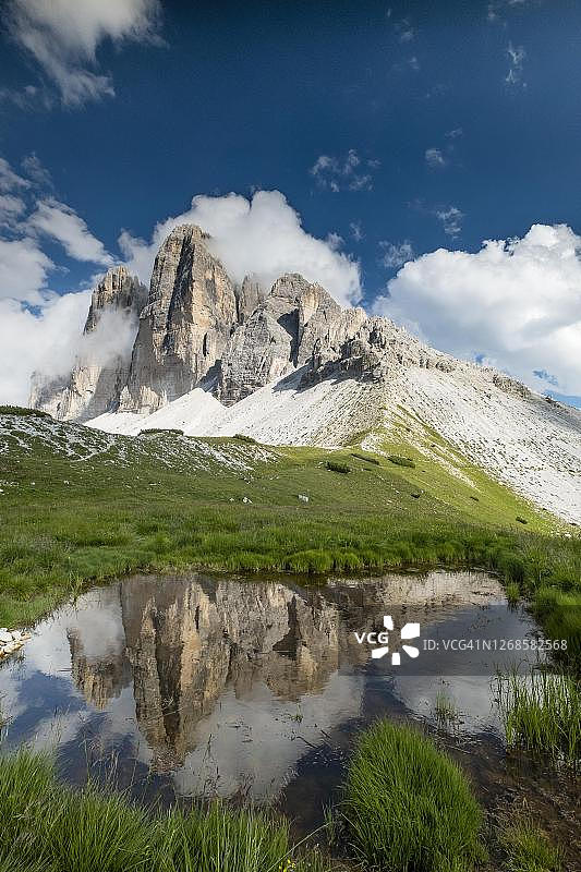 意大利多洛米蒂三峰倒影图片素材
