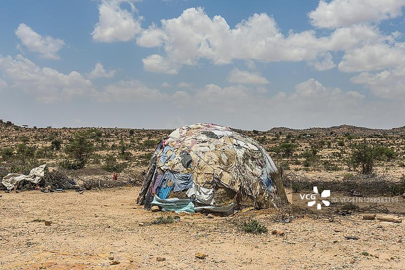 索马里兰沙漠中的传统索马里房屋图片素材