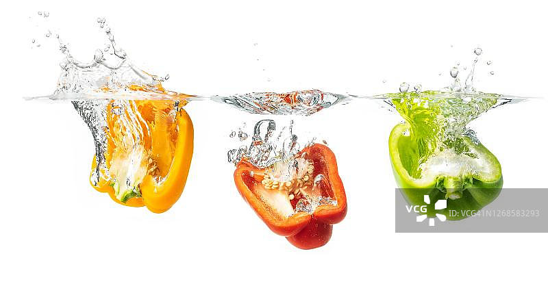 红黄绿甜椒落入水中，影棚拍摄，抠图，奥地利图片素材