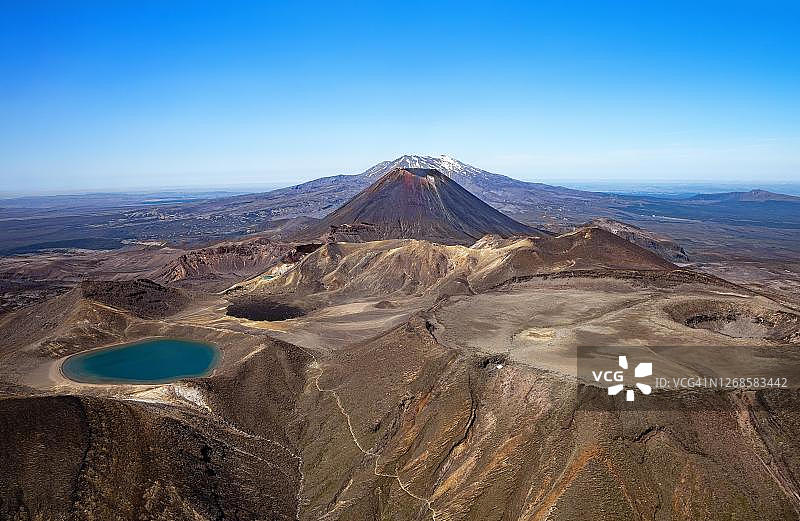汤加里罗国家公园北岛新西兰恩加鲁霍伊山和鲁阿佩胡山前的蓝湖鸟瞰图图片素材