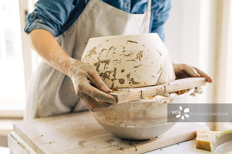 女工匠塑造陶瓷图片素材
