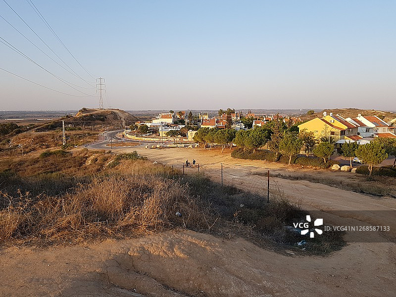 斯代罗特：面向加沙地带的山丘和房屋图片素材