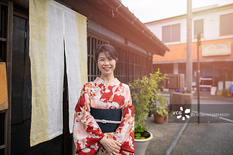 身穿浴衣站在传统日式餐厅前的日本女子图片素材