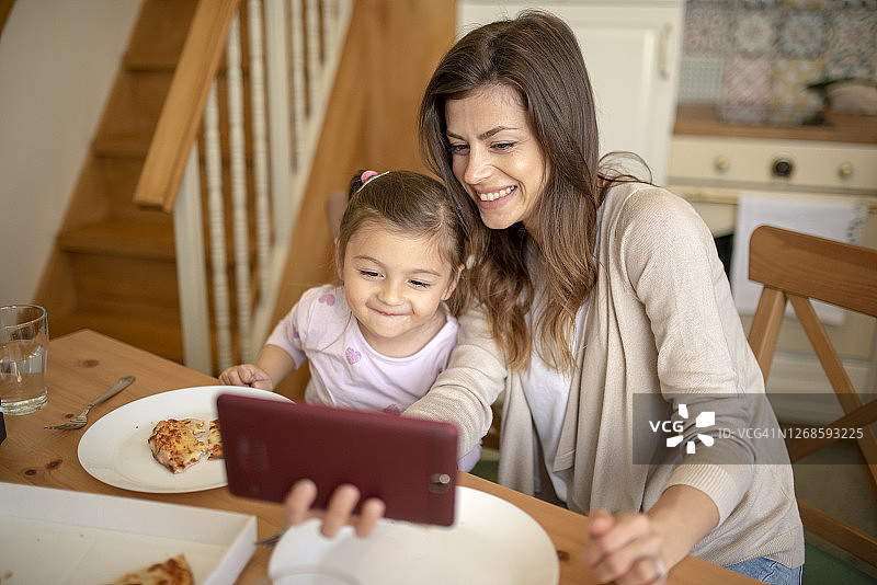 母女与亲密朋友视频聊天图片素材
