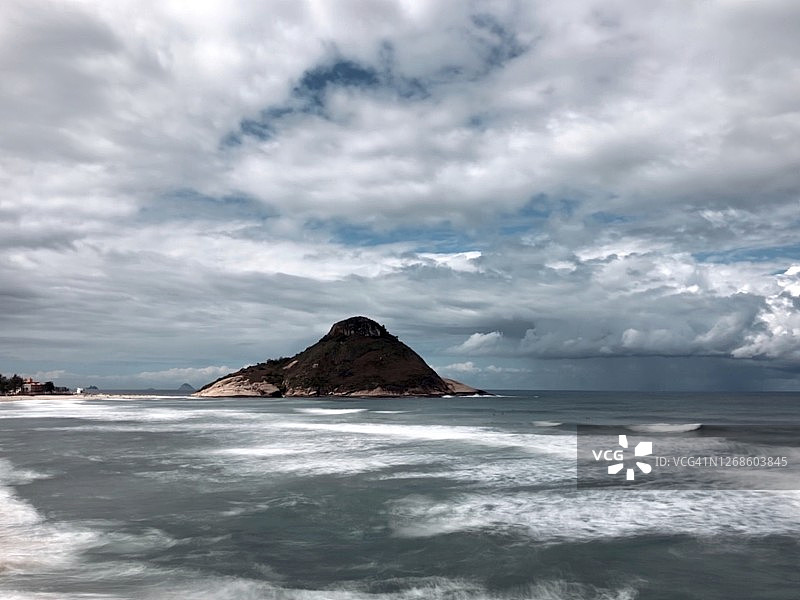 阴沉天空下的蓬塔尔海滩景色图片素材