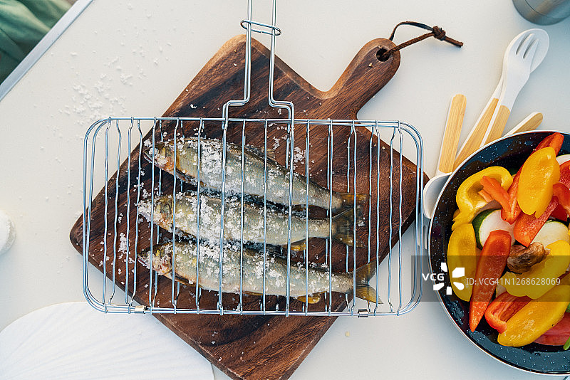 新鲜捕获的香鱼，已加盐待烹图片素材