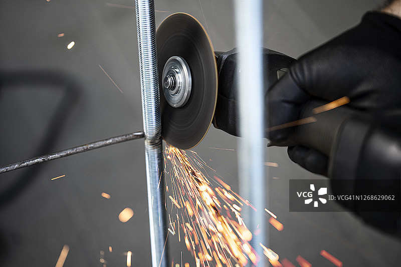 工厂工人使用电动砂轮机图片素材