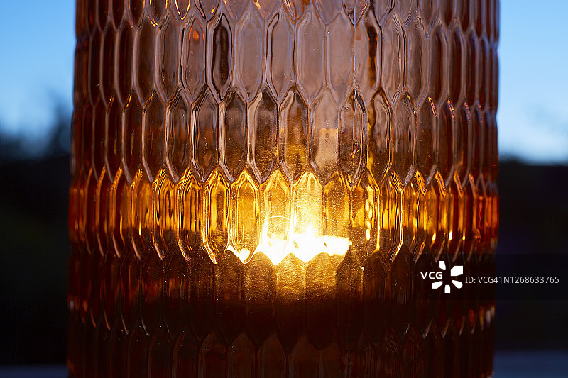 花园中带褶皱玻璃的橙色灯笼静物图片素材