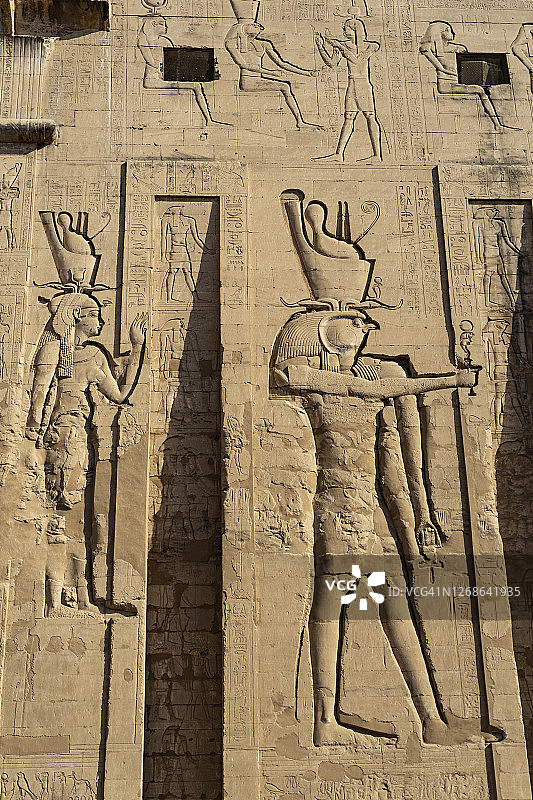 埃及尼罗河埃德夫神庙荷鲁斯和奥西里斯石雕遗址图片素材