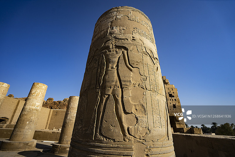 埃及尼罗河埃德夫神庙荷鲁斯和奥西里斯石雕遗址图片素材