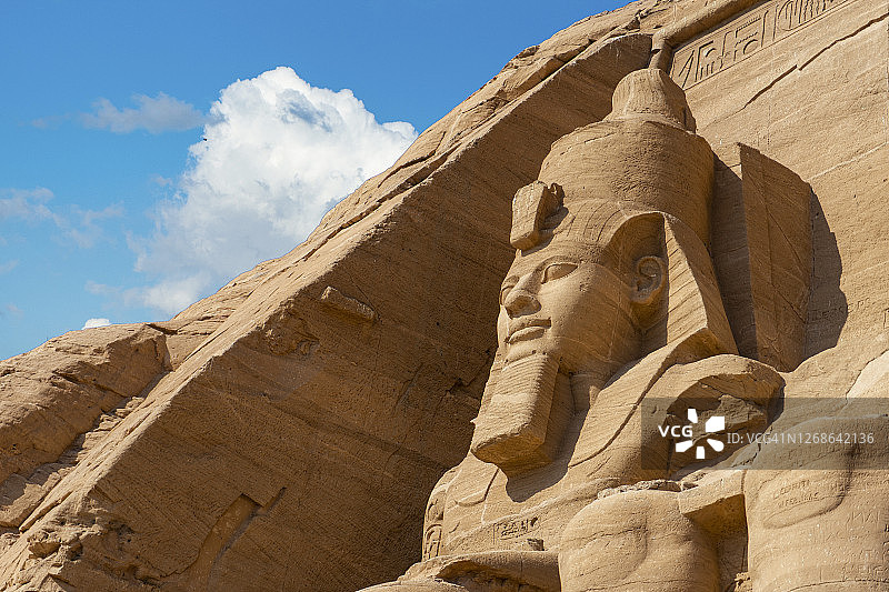 埃及阿斯旺阿布辛贝神庙前拉美西斯二世法老雕像特写图片素材