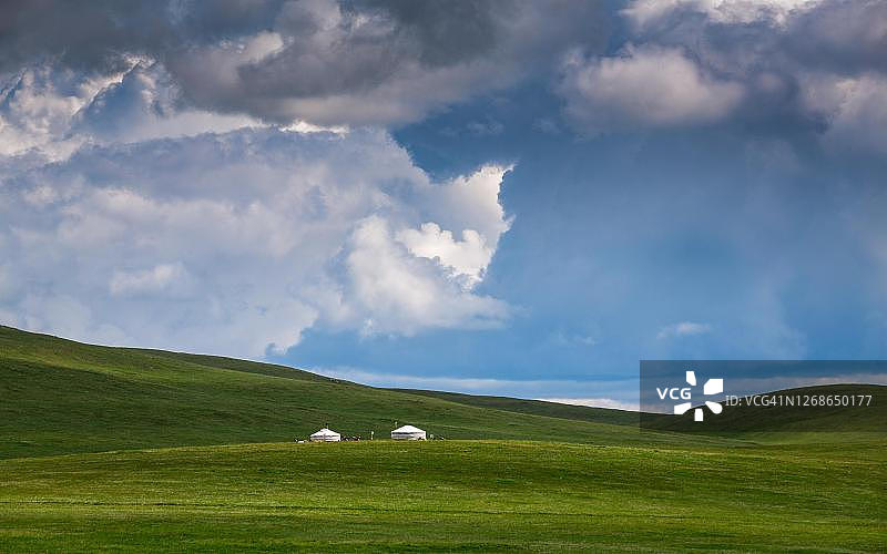蒙古国肯特省草原上的蒙古包图片素材
