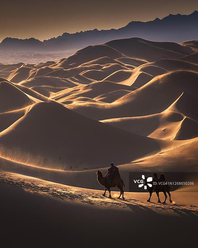 戈壁沙漠的刮风天：蒙古国乌姆努戈壁省图片素材