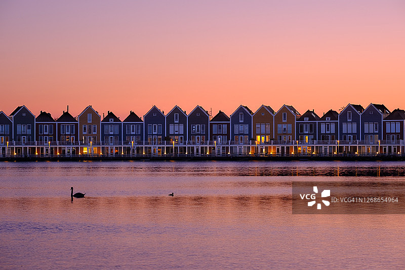 豪滕荷兰彩色房屋码头运河图片素材