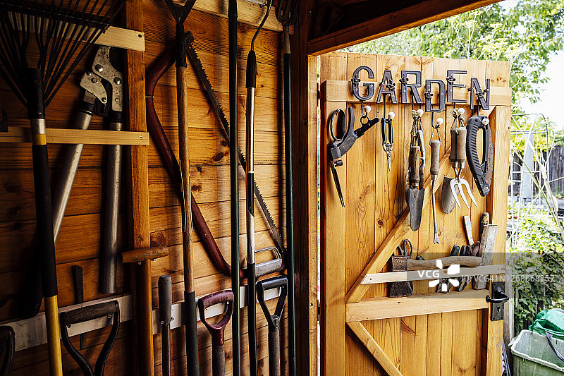 整洁的木制园艺工具棚内部图片素材