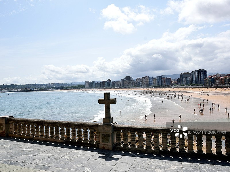 海滩上的宗教十字架图片素材