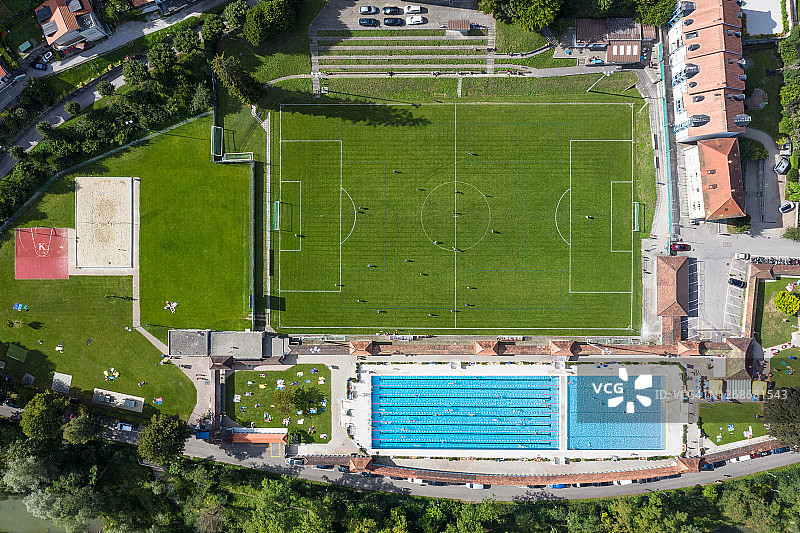 瑞士弗里堡莫塔游泳池和足球场顶视图图片素材