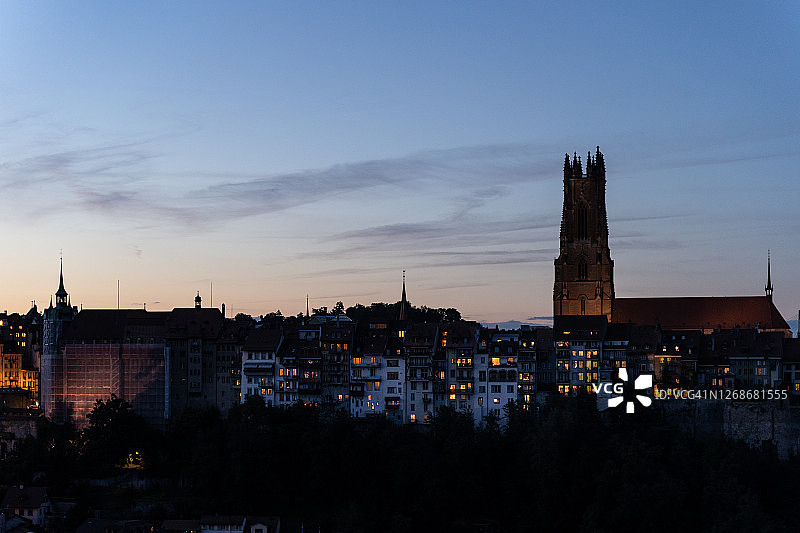 瑞士弗里堡老城与著名大教堂的薄暮图片素材