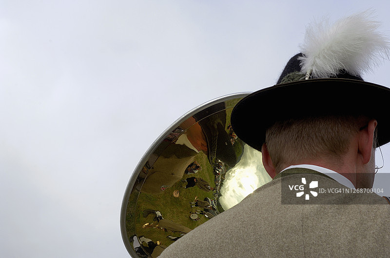 在奥地利演奏低音号的男子图片素材