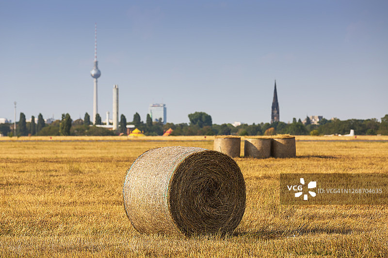 柏林天际线与麦秸捆图片素材