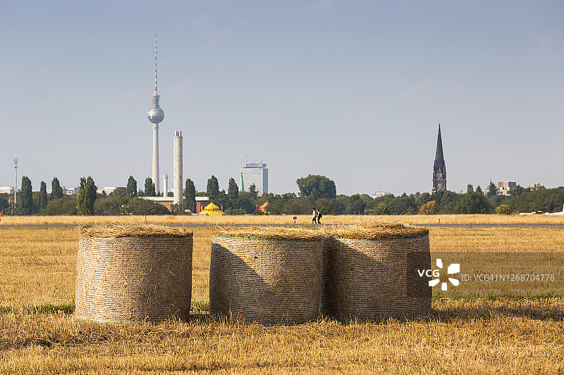 柏林天际线与麦秸捆图片素材