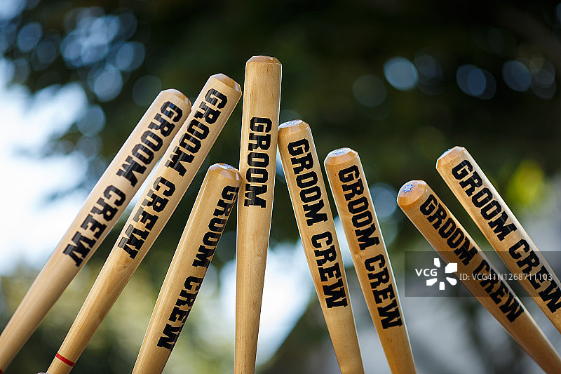 新郎和新郎团队的棒球球棒图片素材