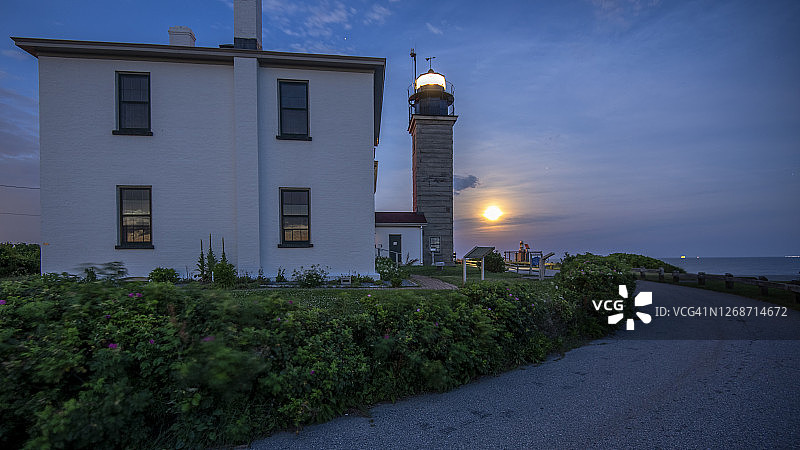罗德岛州詹姆斯敦的海狸尾灯塔的超级月亮图片素材