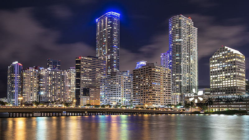 迈阿密市中心夜景，布里克尔图片素材