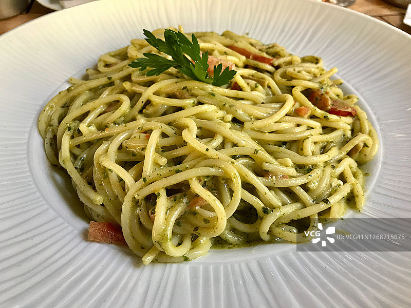 餐厅大盘青酱意大利面图片素材