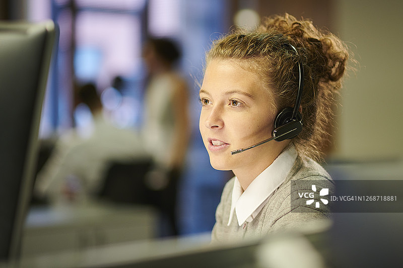 在办公室实习的学生图片素材