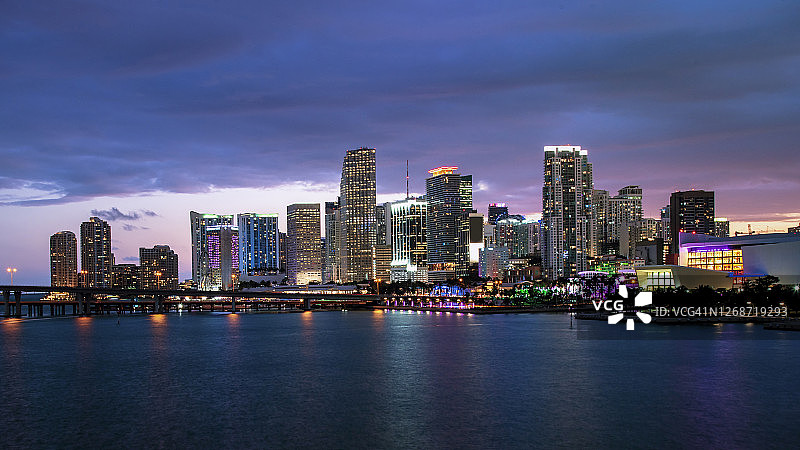 麦克阿瑟堤道桥日落时分的迈阿密天际线图片素材