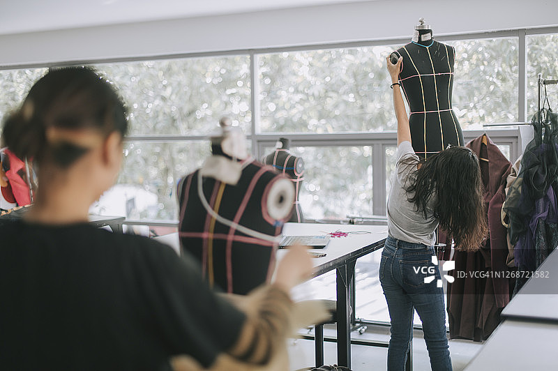 服装设计学生课堂用人体模型设计服装图片素材